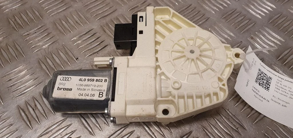 Aizmugurējā loga pacēlāja motoriņš 4L0959802B