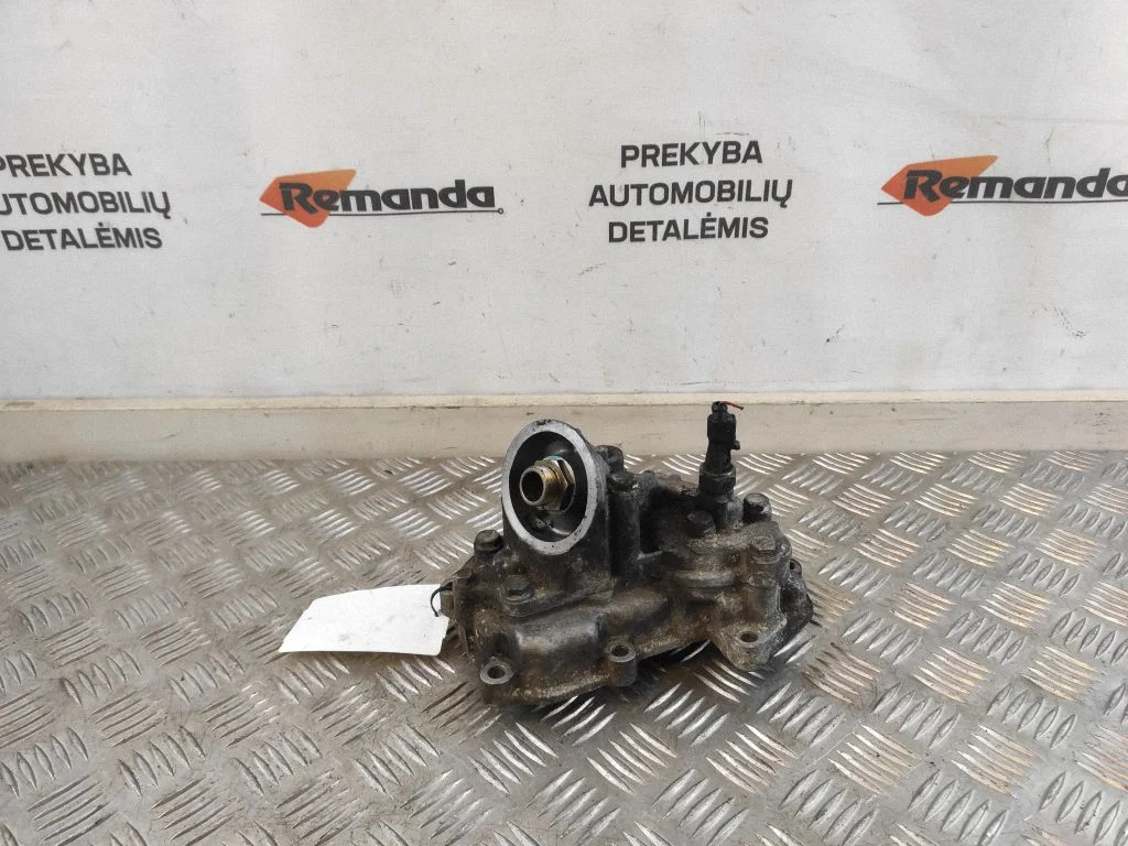Oil filter mounting bracket 504086470
