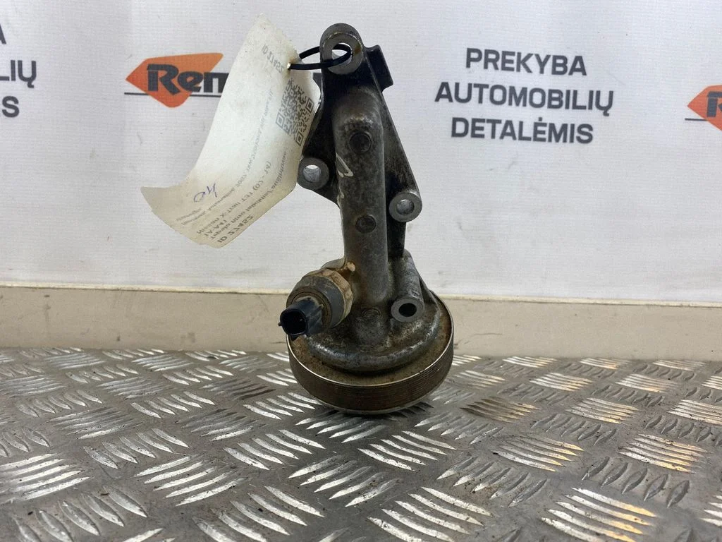 Oil filter mounting bracket