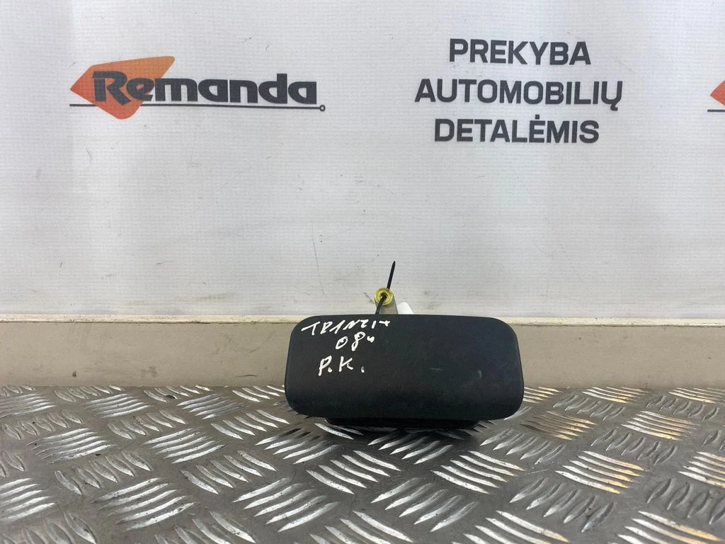 Ārējais atvēršanas rokturis – priekšējā kreisā