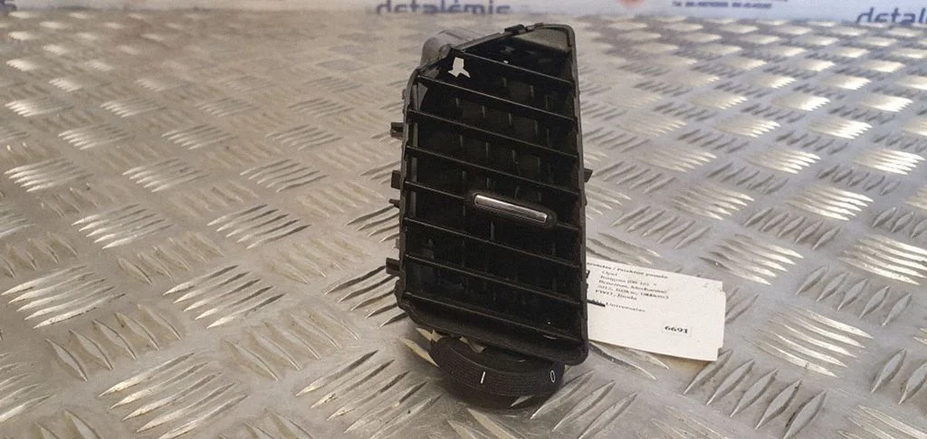 Dash center air vent grill – Opel Insignia A (2008-2017)