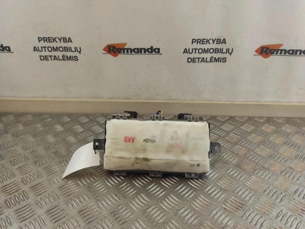 Kõrvalistuja turvapadi 8214042070