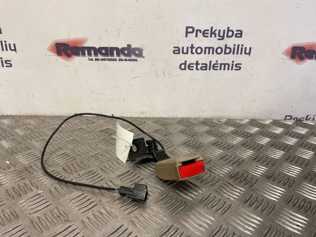 Aizmugurējās drošības jostas sprādze
