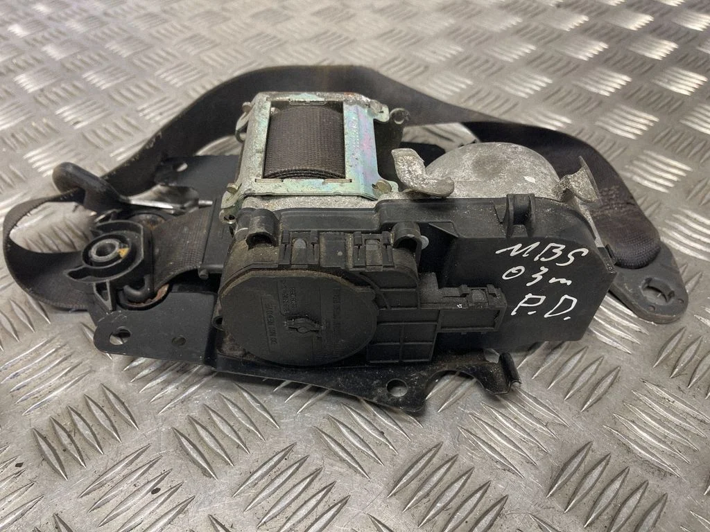 Front seatbelt 33033476A