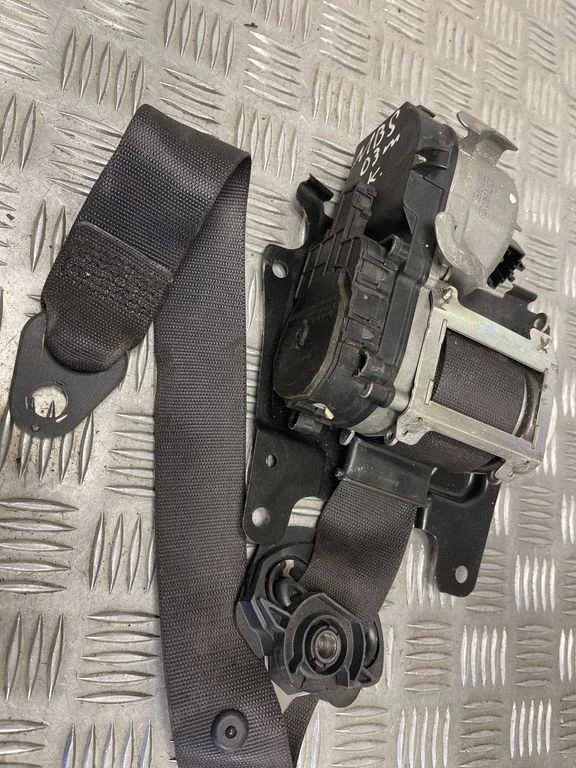 Front seatbelt 33033476A