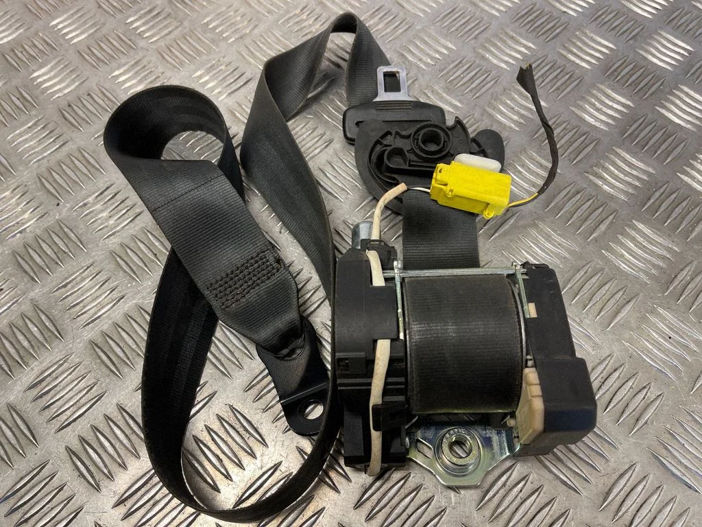 Priekšējā drošības josta 33014052