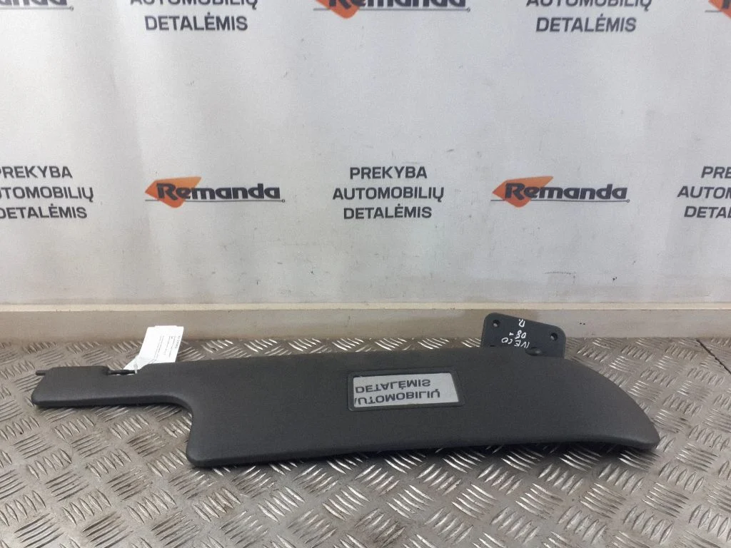 Sun visor – right