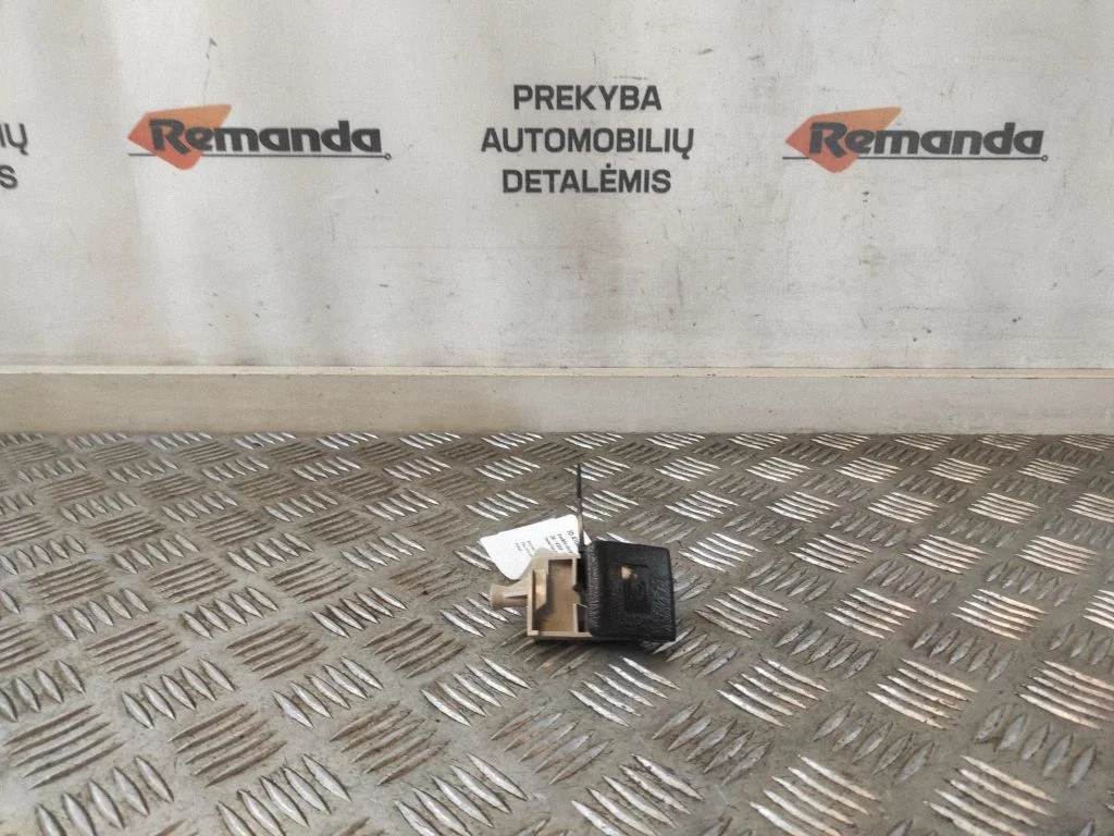 Motora pārsega atvēršanas rokturis – Toyota Prius Prime (2017-)