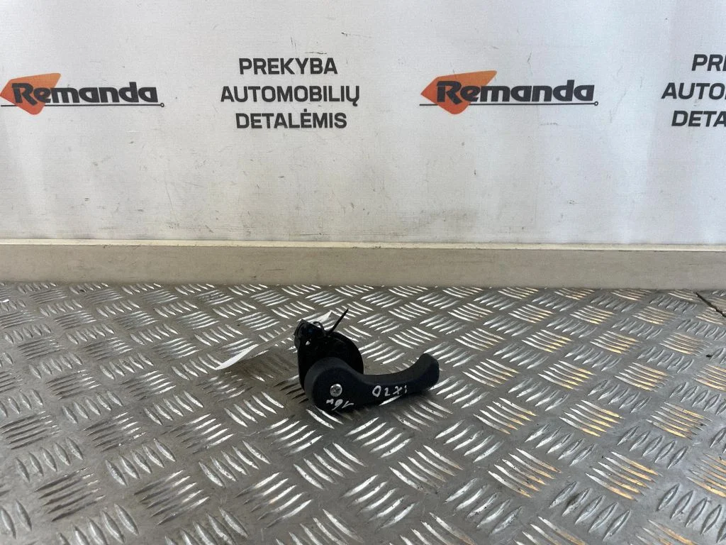 Motora pārsega atvēršanas rokturis – priekšējā
