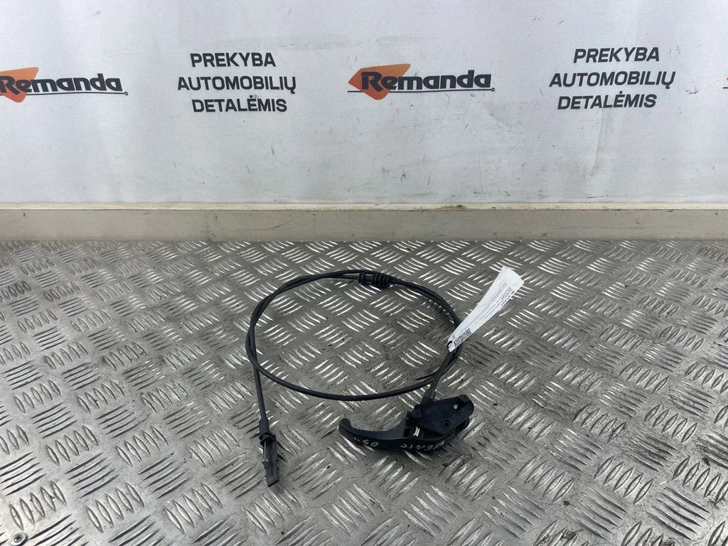 Motora pārsega atvēršanas rokturis – priekšējā
