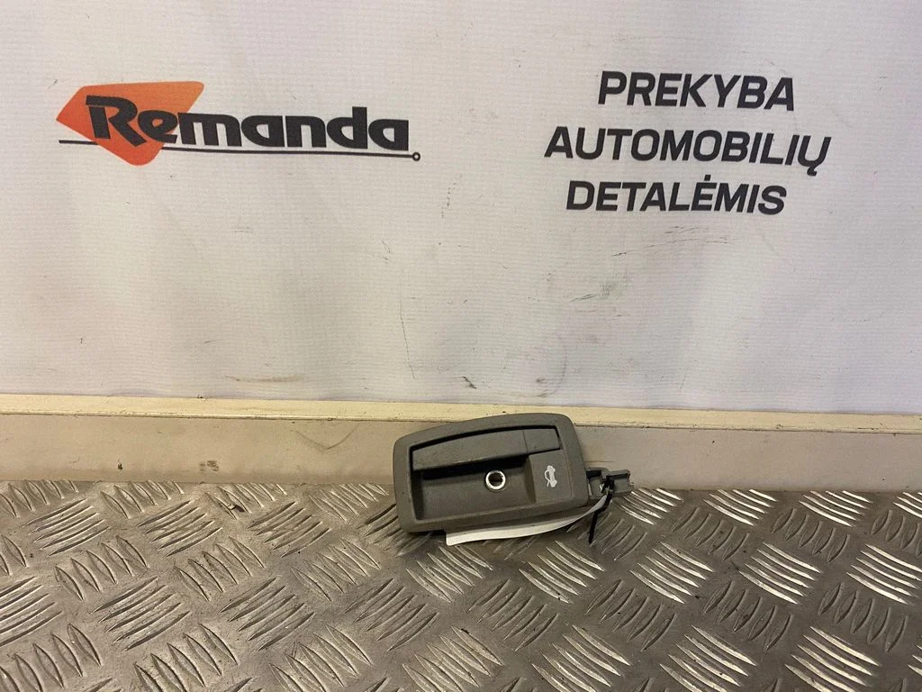 Motora pārsega atvēršanas rokturis