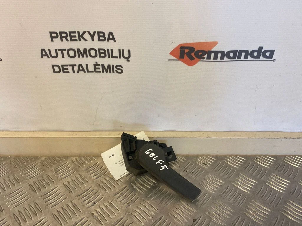 Motora pārsega atvēršanas rokturis 1K1823633