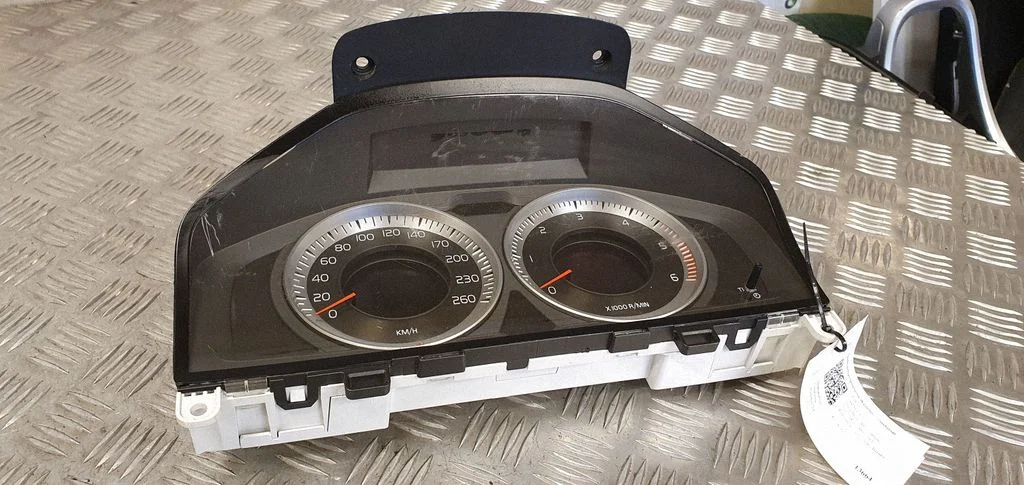 Spidometrs (instrumentu panelis) – Volvo S60 (2011-2013)