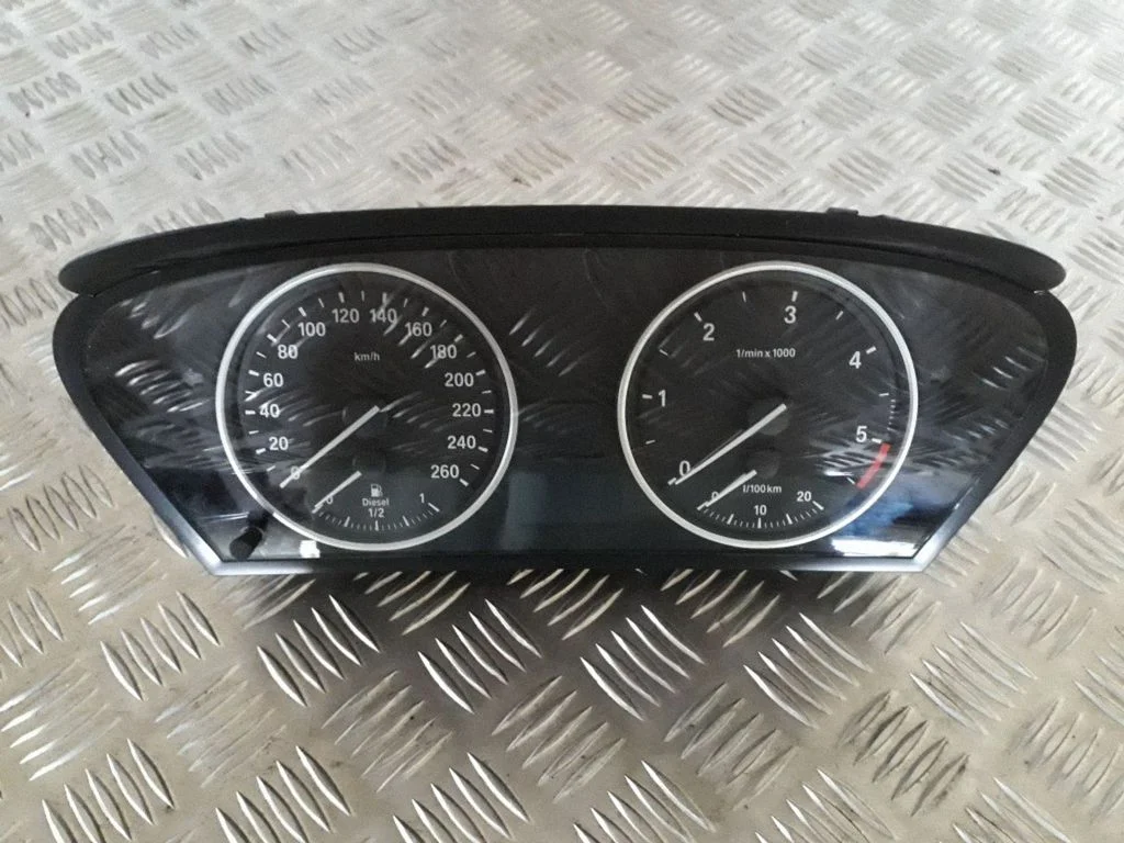 Speedometer (instrument cluster) 62109177261