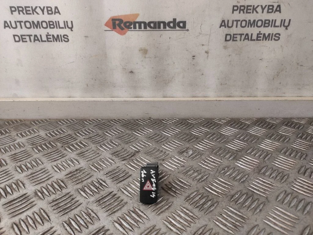 Avārijas gaismu slēdzis 15B424