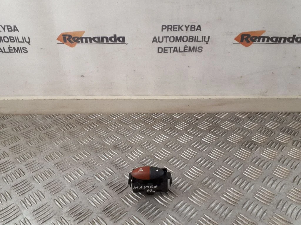 Avārijas gaismu slēdzis E3160101