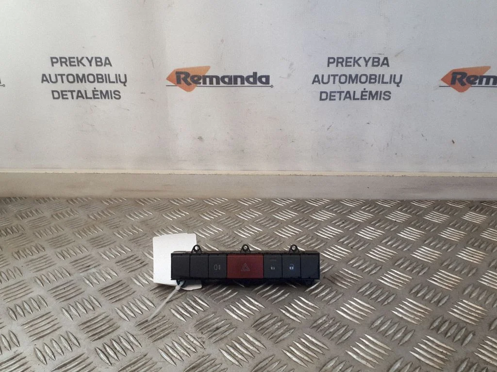 Avārijas gaismu slēdzis B569