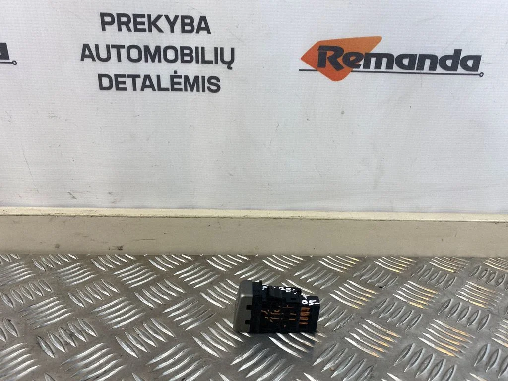 Avārijas gaismu slēdzis 06016