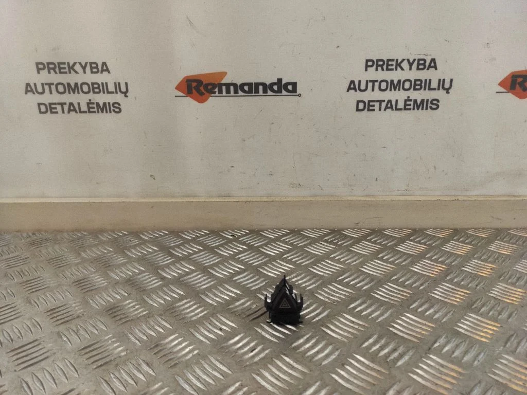 Avārijas gaismu slēdzis 1698207410