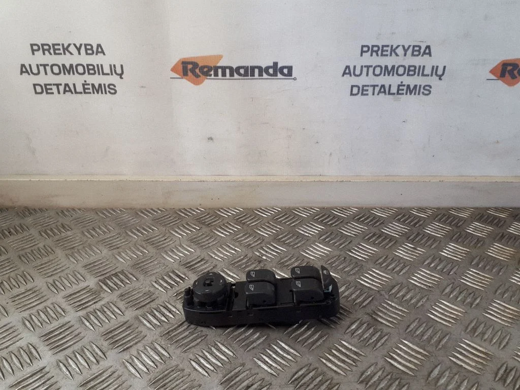 Elektrisko logu slēdzis 1X4314A132BE