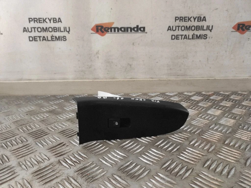 Elektrisko logu slēdzis 823611H300