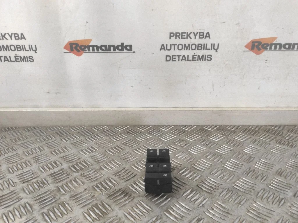 Electric window control switch – Chevrolet Cruze (2009-2016)