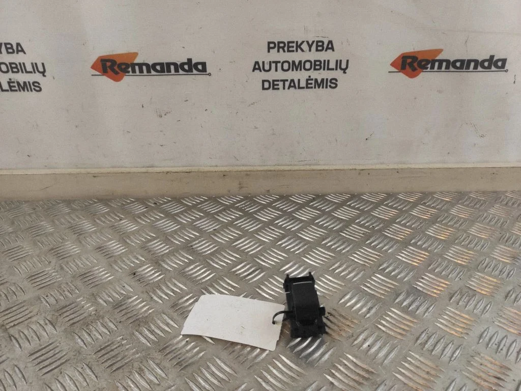 Electric window control switch – Toyota RAV 4 (XA50) (2018-)