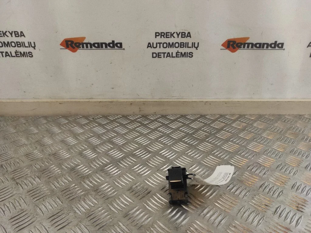 Electric window control switch – Toyota RAV 4 (XA50) (2018-)