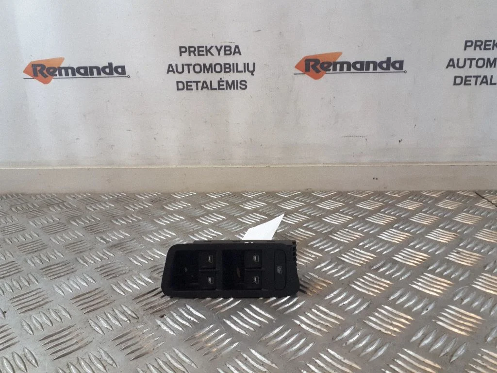 Elektrisko logu slēdzis 5G0959857B