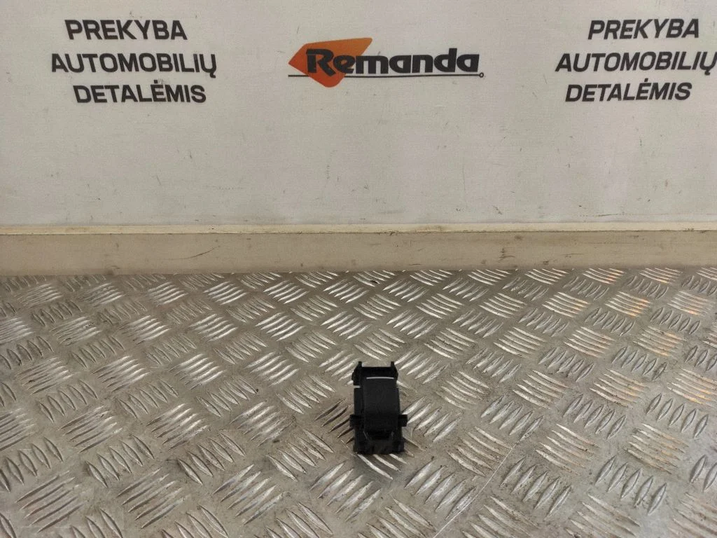 Electric window control switch 3361H93
