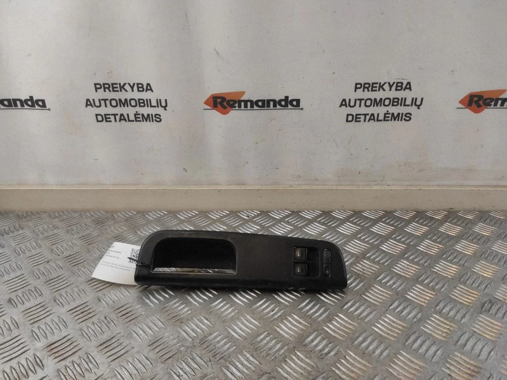 Elektrisko logu slēdzis 1J3959857