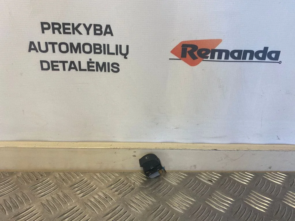 Elektrisko logu slēdzis 8E0959855