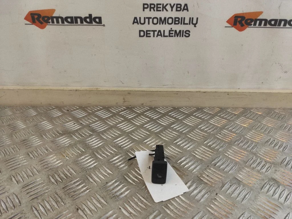 Sēdekļu apsildes slēdzis 03035045A