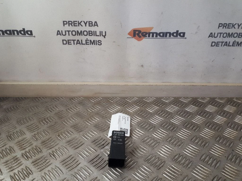 Kvēlsveču priekšuzsildes relejs 0281003039