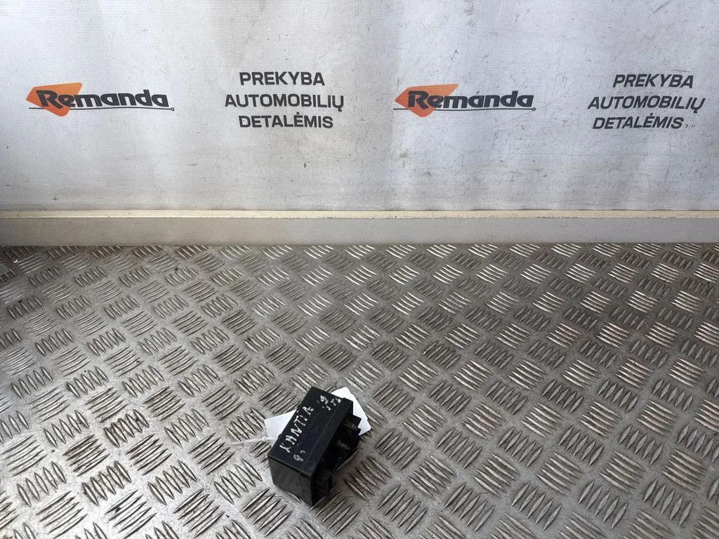 Kvēlsveču priekšuzsildes relejs