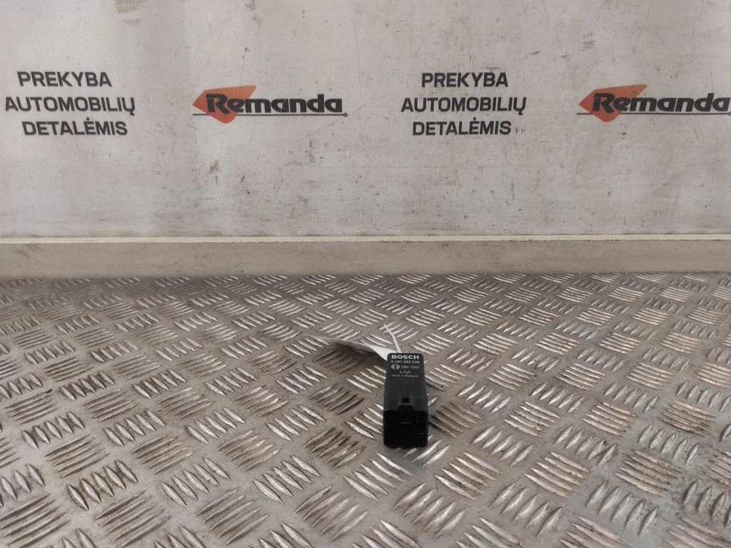 Kvēlsveču priekšuzsildes relejs 0281003038