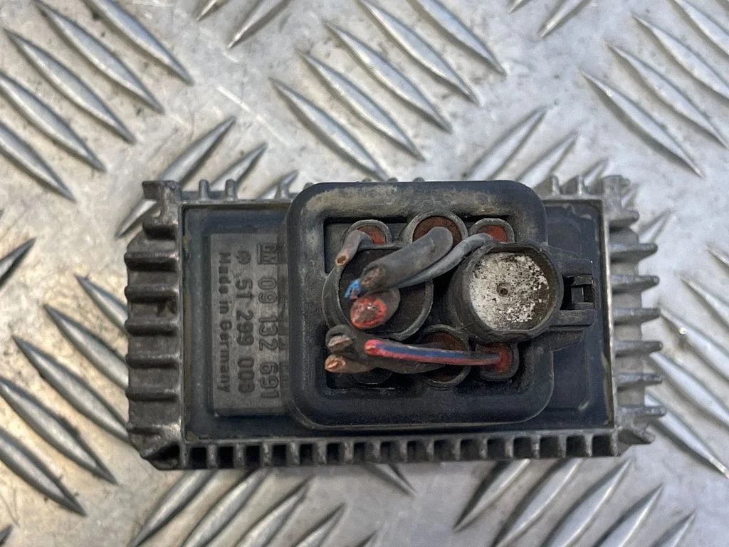 Kvēlsveču priekšuzsildes relejs 09132691