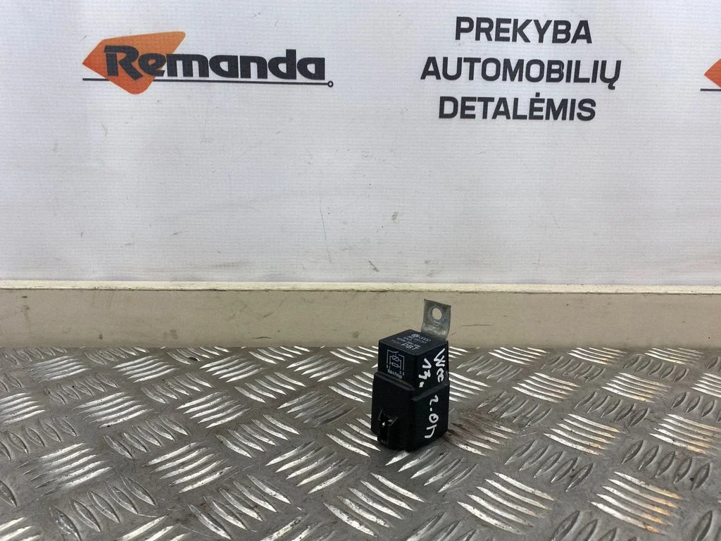 Kvēlsveču priekšuzsildes relejs V23136J1006X056