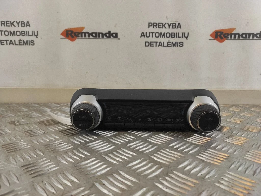 Panel sterowania klimatyzacją / nawiewem – Toyota RAV 4 (XA50) (2018-)