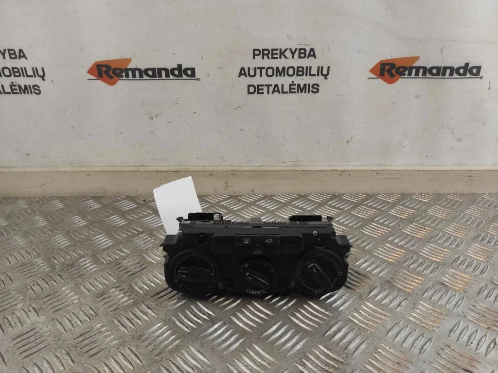 Gaisa kondicioniera/klimata/sildītāja vadības bloks (salonā) – priekšējā