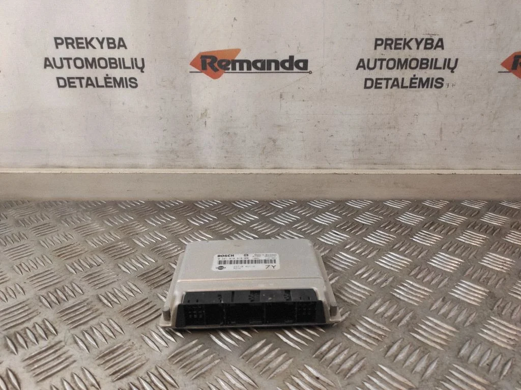 Dzinēja vadības bloks 237104U112