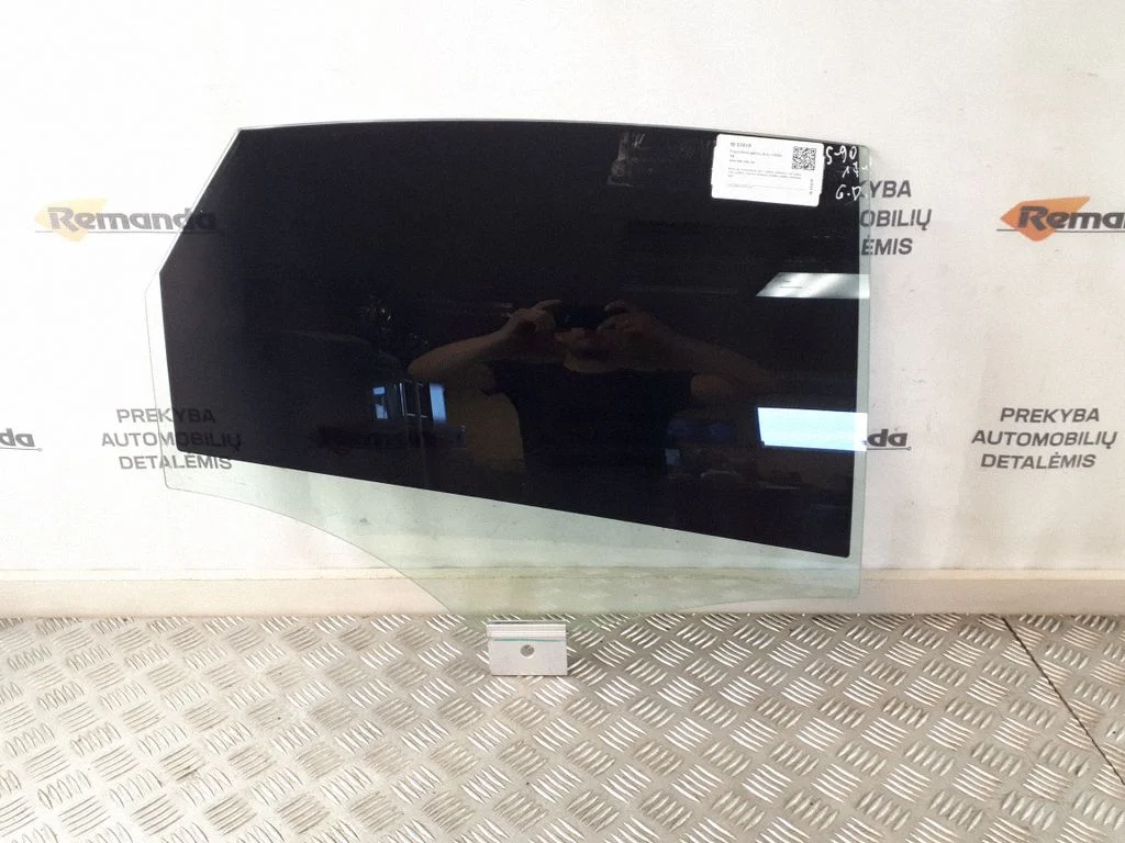 Rear door window glass – rear right