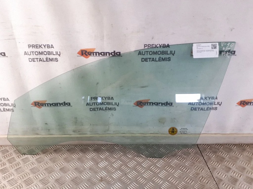 Galvenais priekšējo durvju stikls (četrdurvju) – priekšējā kreisā