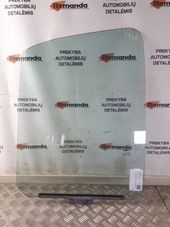 Pagrindinis priekinių durų stiklas (keturdurio)