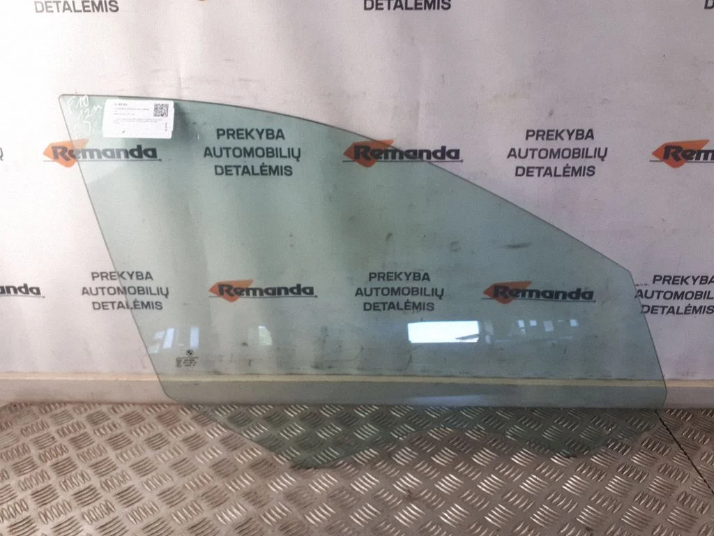 Galvenais priekšējo durvju stikls (četrdurvju) – priekšējā labā