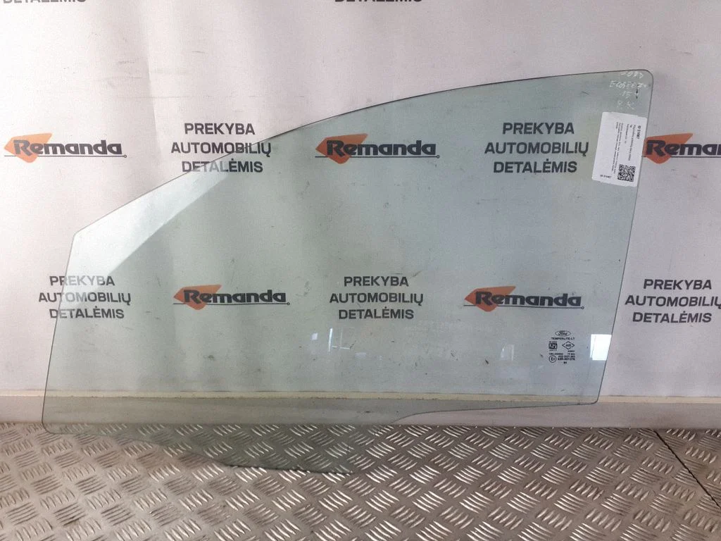 Galvenais priekšējo durvju stikls (četrdurvju) – priekšējā kreisā