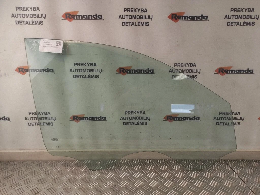 Galvenais priekšējo durvju stikls (četrdurvju) – priekšējā labā