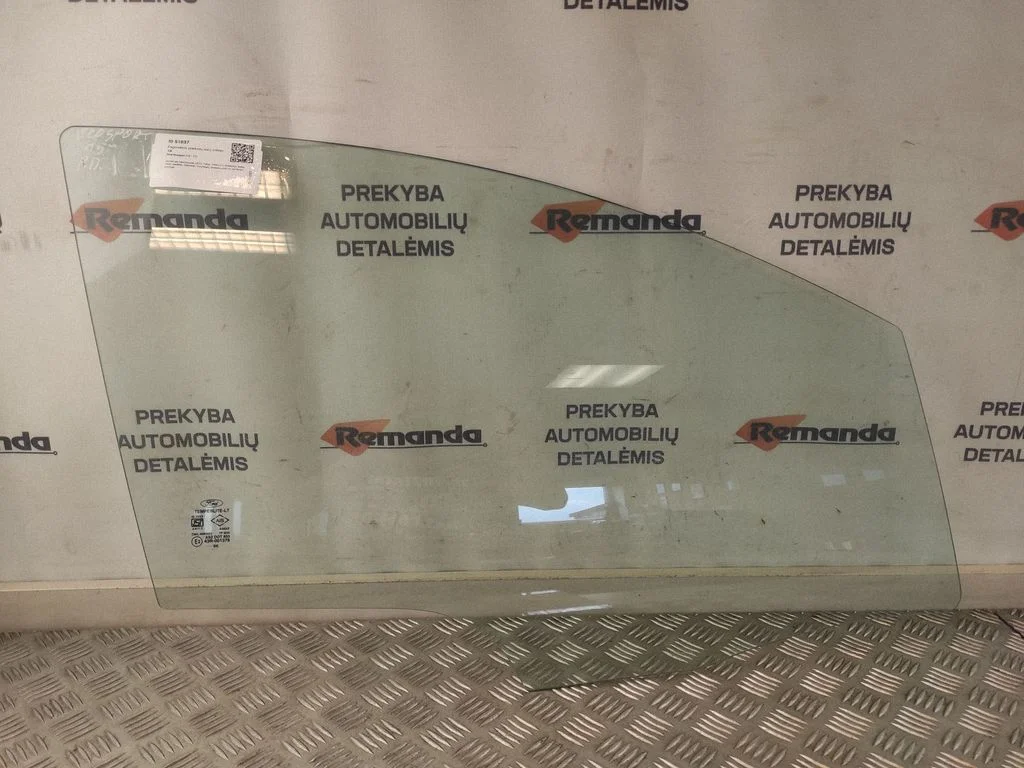 Galvenais priekšējo durvju stikls (četrdurvju) – priekšējā labā