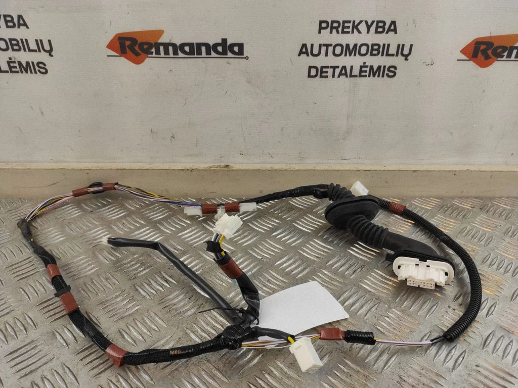 Aizmugurējo durvju vadu instalācija 82154