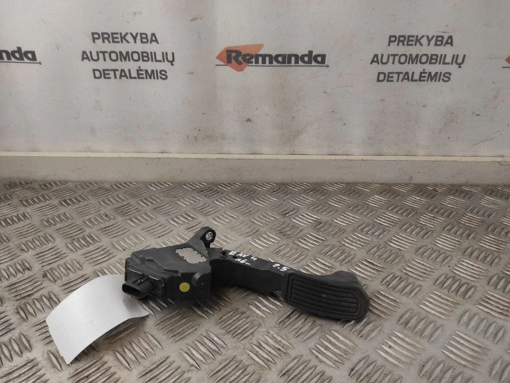 Accelerator throttle pedal – Toyota RAV 4 (XA40) (2012-2018)